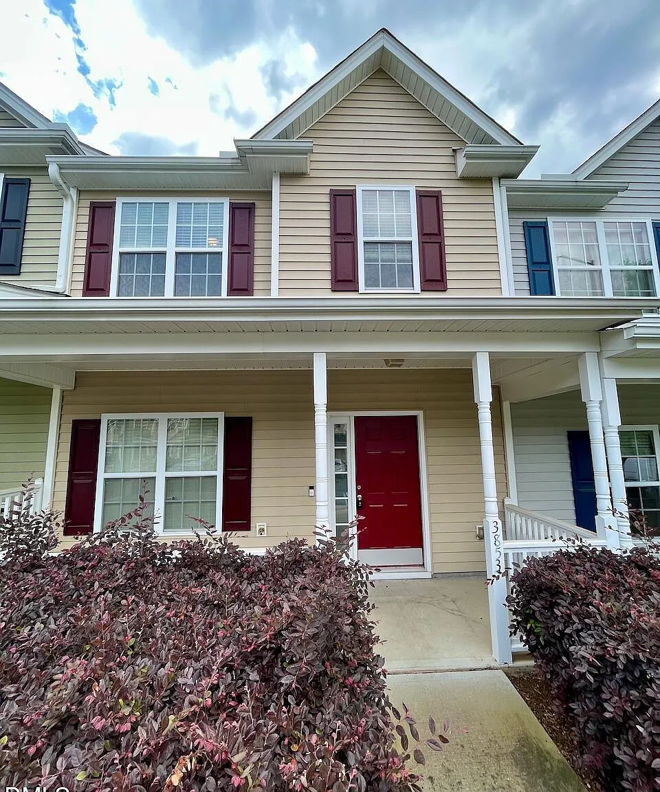 3 bed, 2.5 bath, 1373 sqft, $1,595 — Photo 1