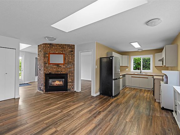 4th image of 574 Hirst Ave