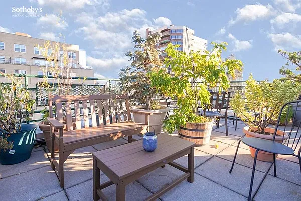 Sold by Sotheby's International Realty | media 10