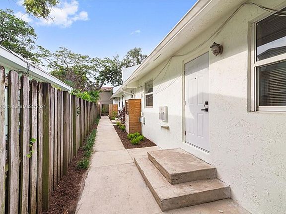 3rd image of 880 SE 12th St
