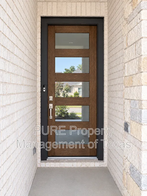 5 bed, 3.0 bath, 2377 sqft, $2,200 — Photo 4