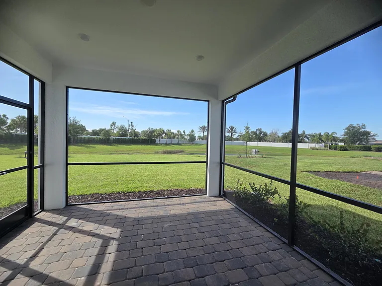 Caged Lanai with no back neighbors