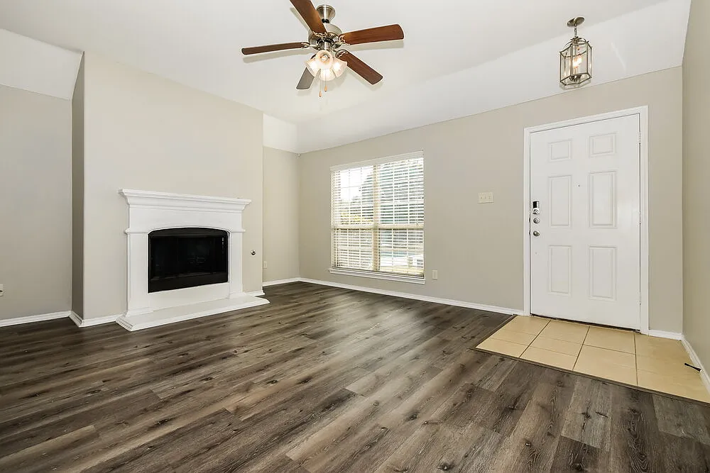 3 bed, 2.0 bath, 1317 sqft, $2,025 — Photo 4