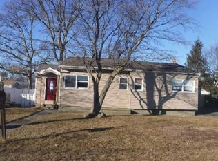 67 Foxglove Rd, West Islip, NY 11795