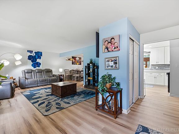 3rd image of 624 Shorewood Dr