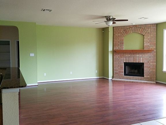 4th image of 814 Rolling Hills Dr