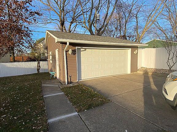 5th image of 2381 Richmond Rd