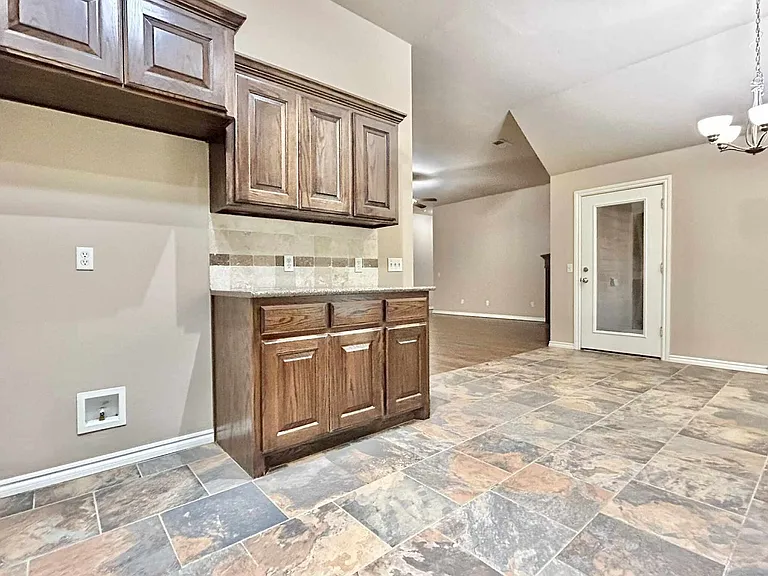2222 Brook Dr — Photo 8