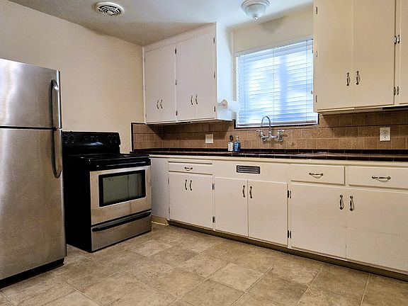 4th image of 874 Lewis Ave