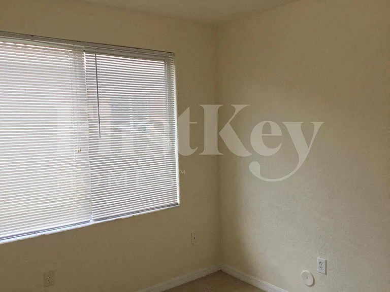 1009 NE 16th Ave — Photo 8