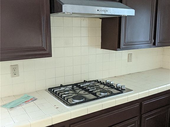 3rd image of 909 Brightstone Ct