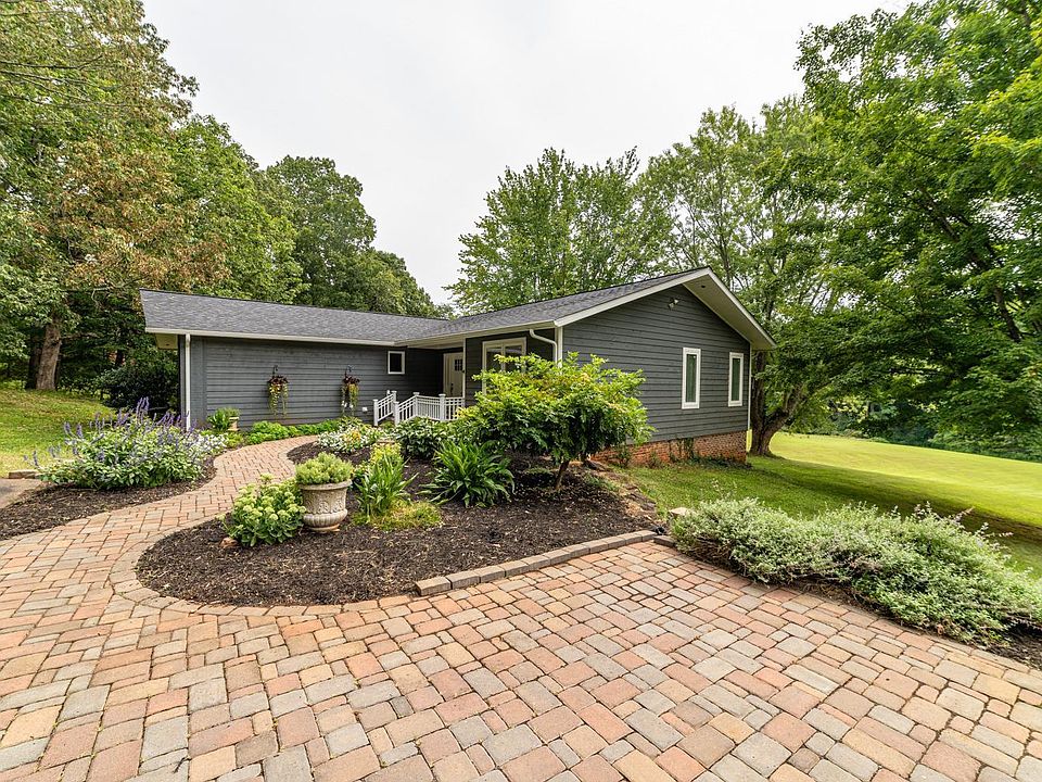 1st image of 204 Foxwood Dr