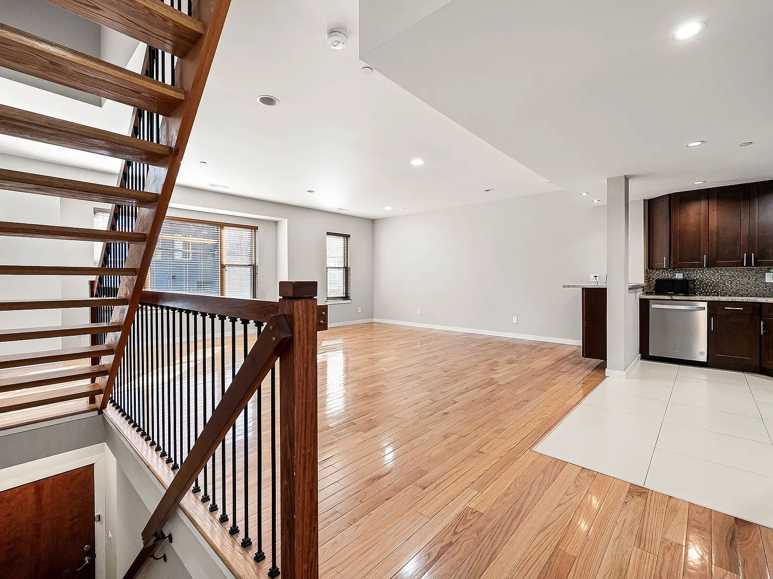 3 bed, 2330 sqft, $2,995 — Photo 3