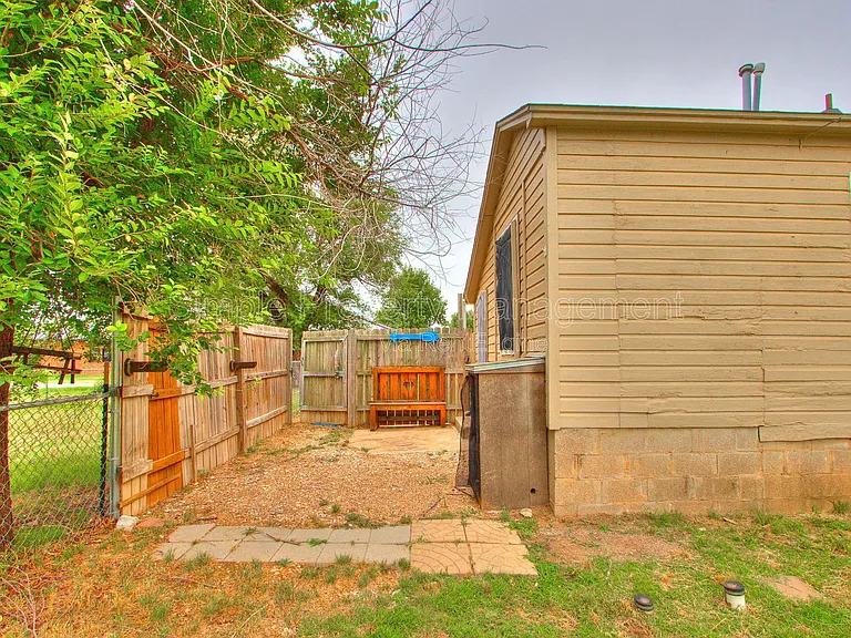 7105 NW 39th St — Photo 19