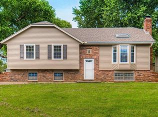 512 SE Brownfield Dr, Lees Summit, MO 64063