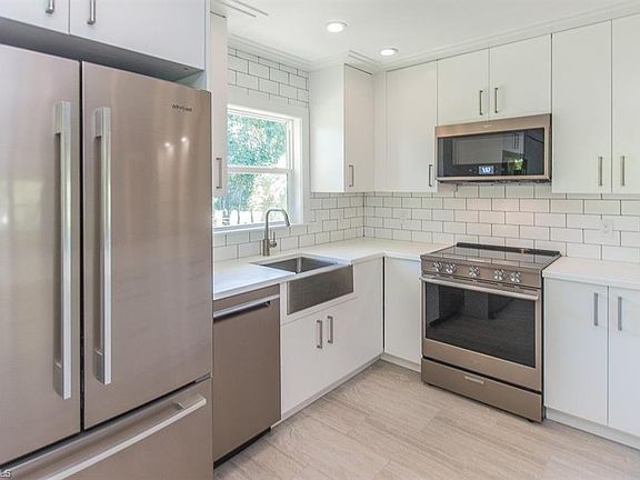 Great kitchen layout for an aspiring chef or entertainer