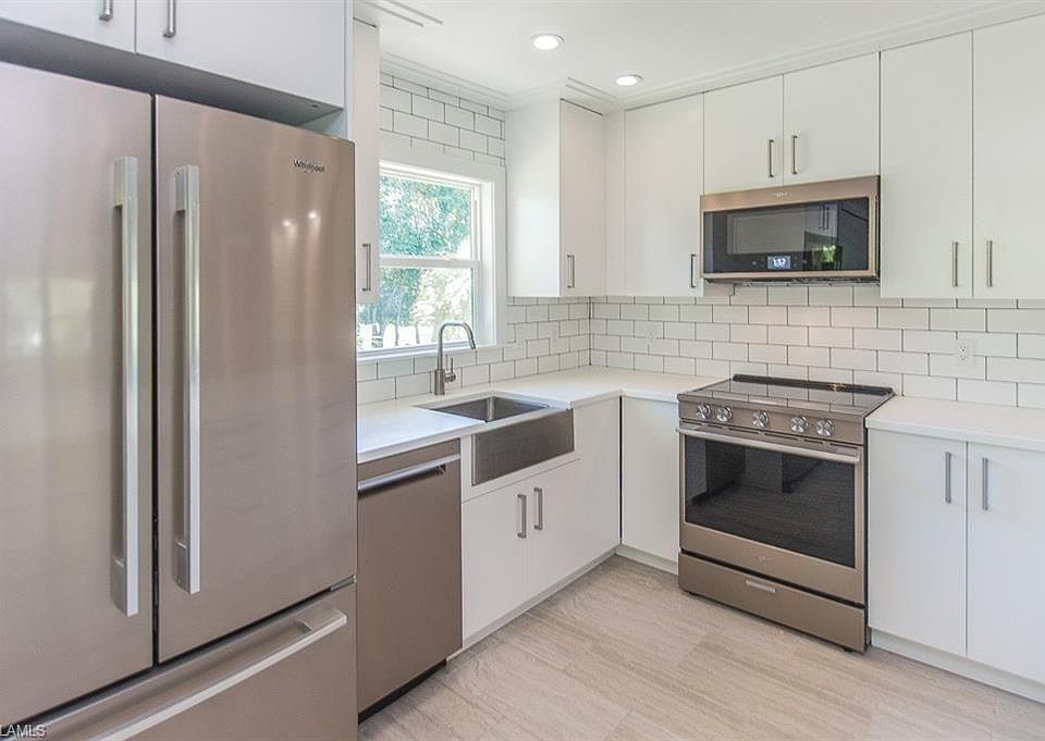 Great kitchen layout for an aspiring chef or entertainer