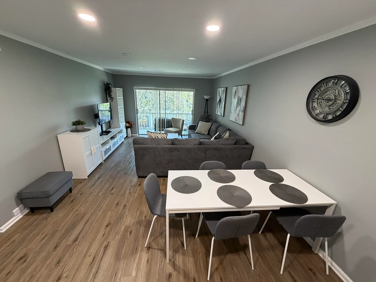 2 bed, 2.0 bath, 1008 sqft, $2,395 — Photo 2