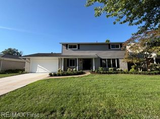 971 Canterbury Rd, Grosse Pointe Woods, MI 48236