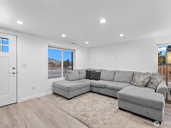 5th image of 325 Eastmont Ave