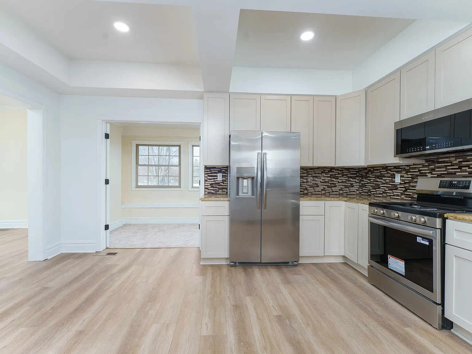 4 bed, 3.0 bath, 2372 sqft, $3,500 — Photo 4