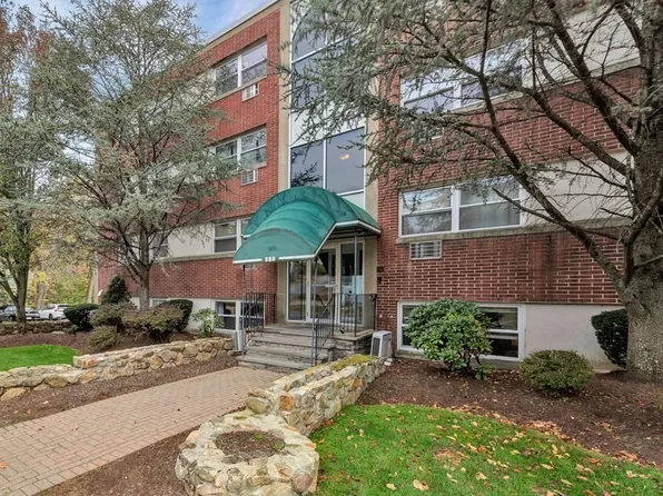 588 Main St APT 3B, Stoneham, MA 02180