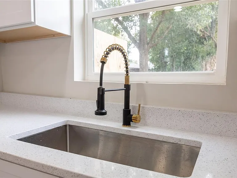 520 E Juanita St — Photo 14