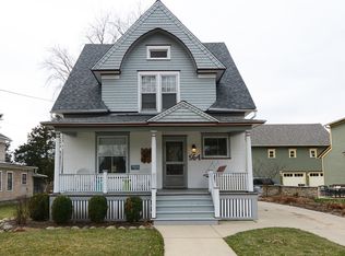 564 N Spring St, Elgin, IL 60120