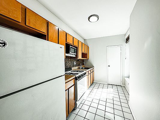 4th image of 672 9th Ave #4S