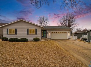 4805 E Fernwood Dr, Sioux Falls, SD 57110