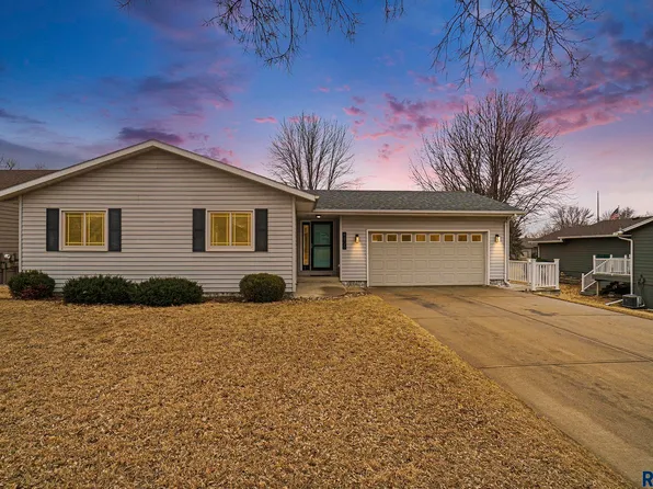 4805 E Fernwood Dr, Sioux Falls, SD 57110