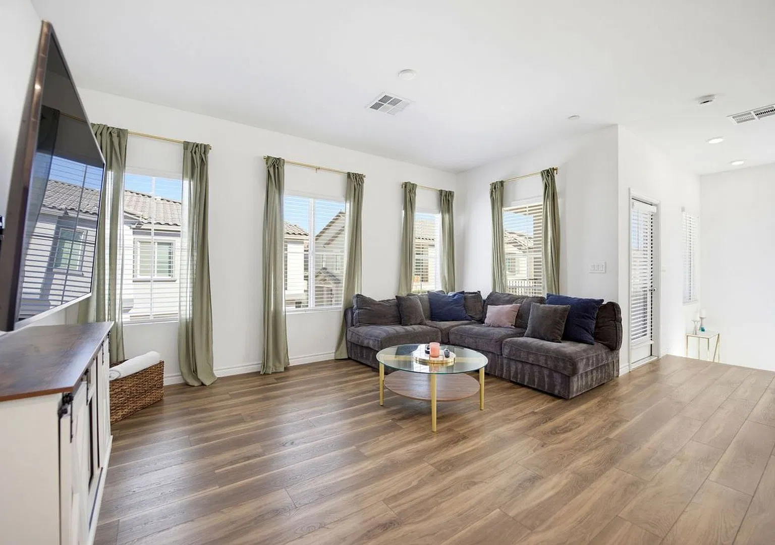 Gated 2023 Roxbury Townhome 2BD/2.5BA, Pool & Garage Avail 2/1 — Photo 3