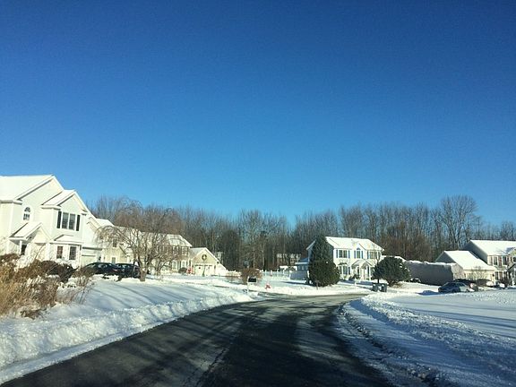 4th image of 30 Michelle Dr