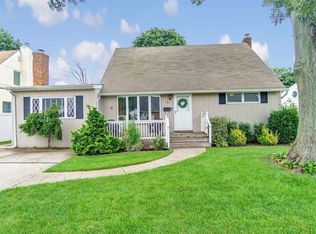 15 Cinque Dr, Farmingdale, NY 11735