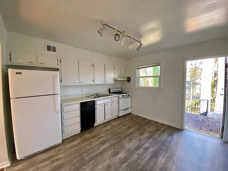 351 Hillcrest — Photo 13