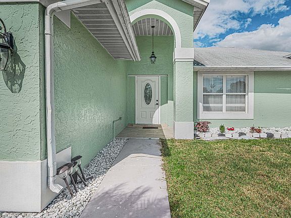 2nd image of 563 SW Bradshaw Circle