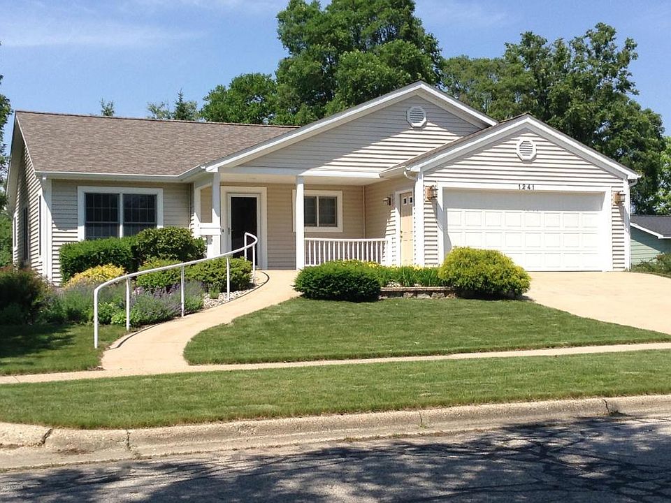 1st image of 1241 Oakes Ave
