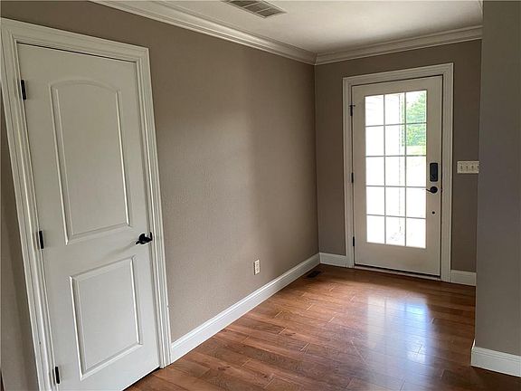 2nd image of 924 Hawthorne Dr
