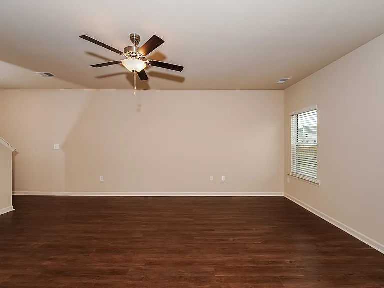 525 Clover Cir — Photo 4