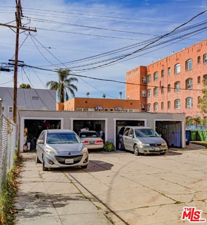 2nd image of 165 S Catalina St