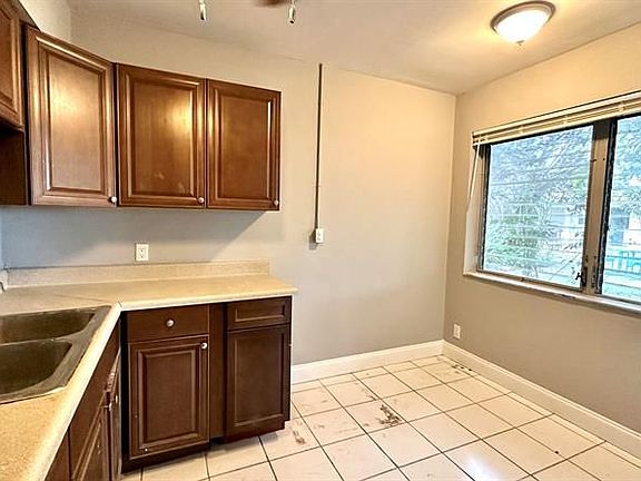 4th image of 1021 NE 8th Ave APT 1