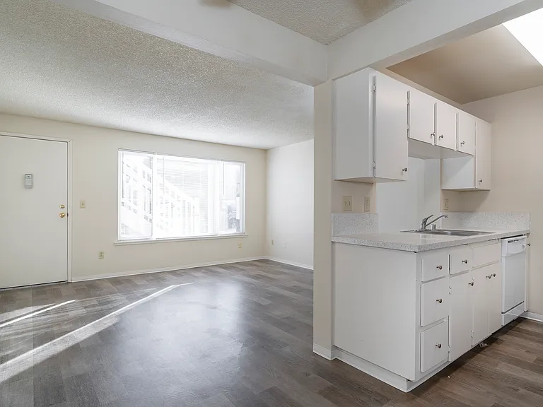 1 Bed 1 Bath w Deck or Patio - 576 Sq Ft 1 Bed 1 Bath w Deck or Patio - 576 Sq Ft