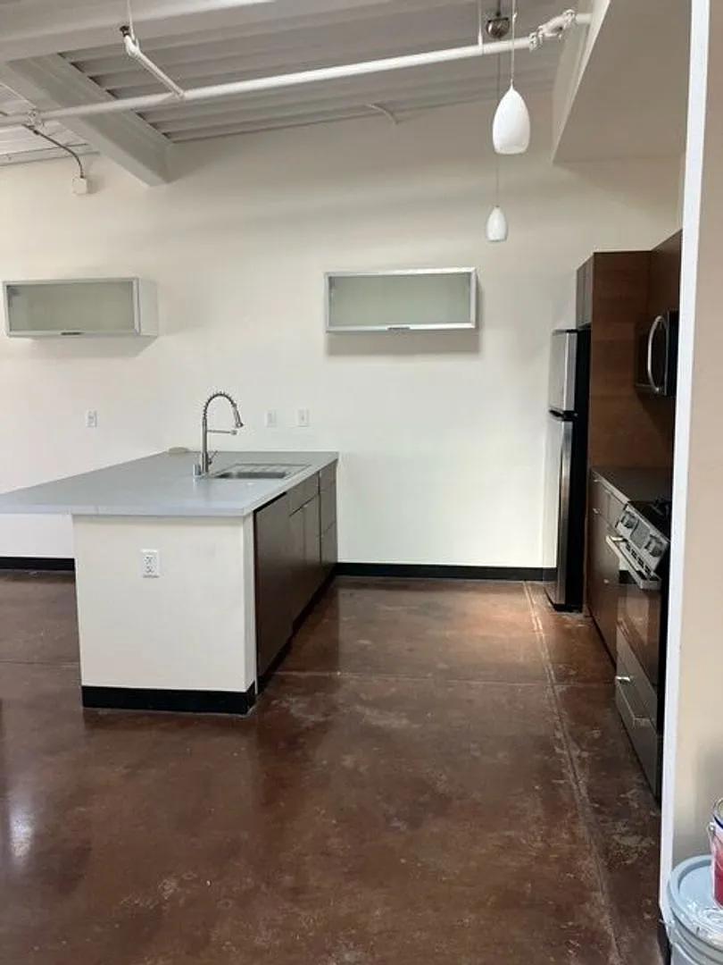 Trendy Loft Living Near The Arts District! — Photo 4