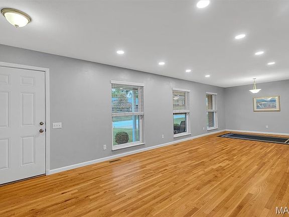 3rd image of 770 Montmartre Dr