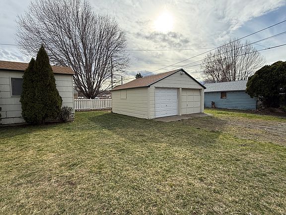 3rd image of 804 W Prasch Ave
