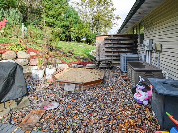 3rd image of 2035 Continental Ln