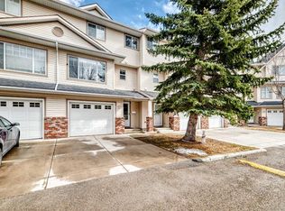 110 W Country Hills Cv NW, Calgary, AB T3K 5G7