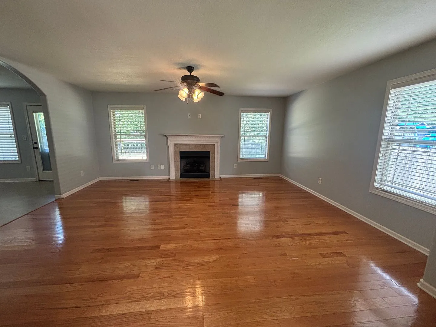 Spacious 4-Bedroom Home with Fenced Backyard Near Fort Campbell — Photo 4