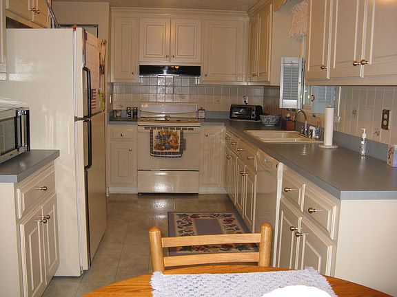 Eat-in kitchen