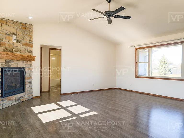 2250 Daly Dr — Photo 3